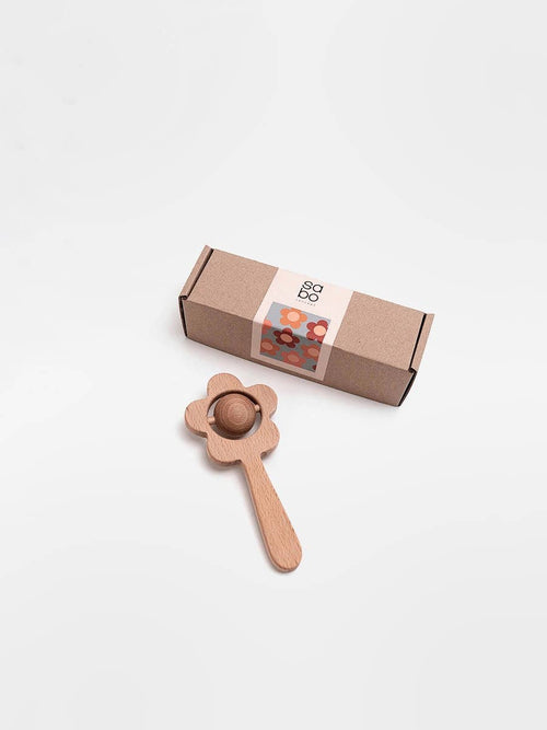 flower rattle / natural