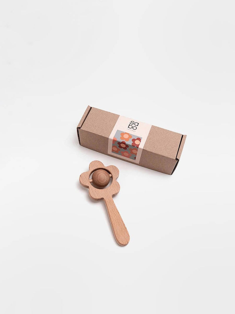 flower rattle / natural