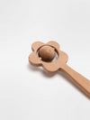 flower rattle / natural